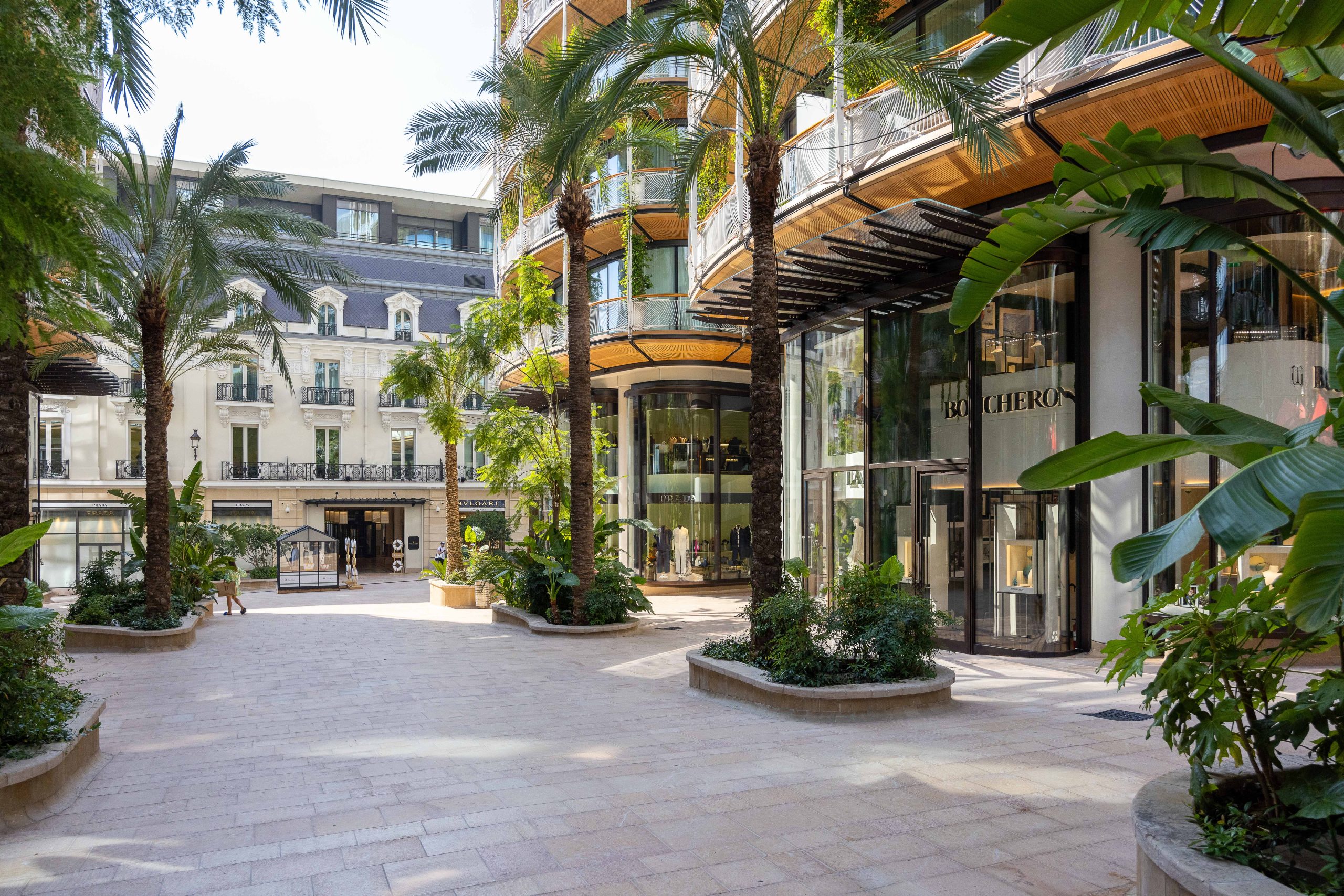 Vue du Carré d’Or à Monaco avec des résidences de luxe, boutiques haut de gamme et palmiers, idéale pour présenter des propriétés à vendre et à louer dans ce quartier prestigieux