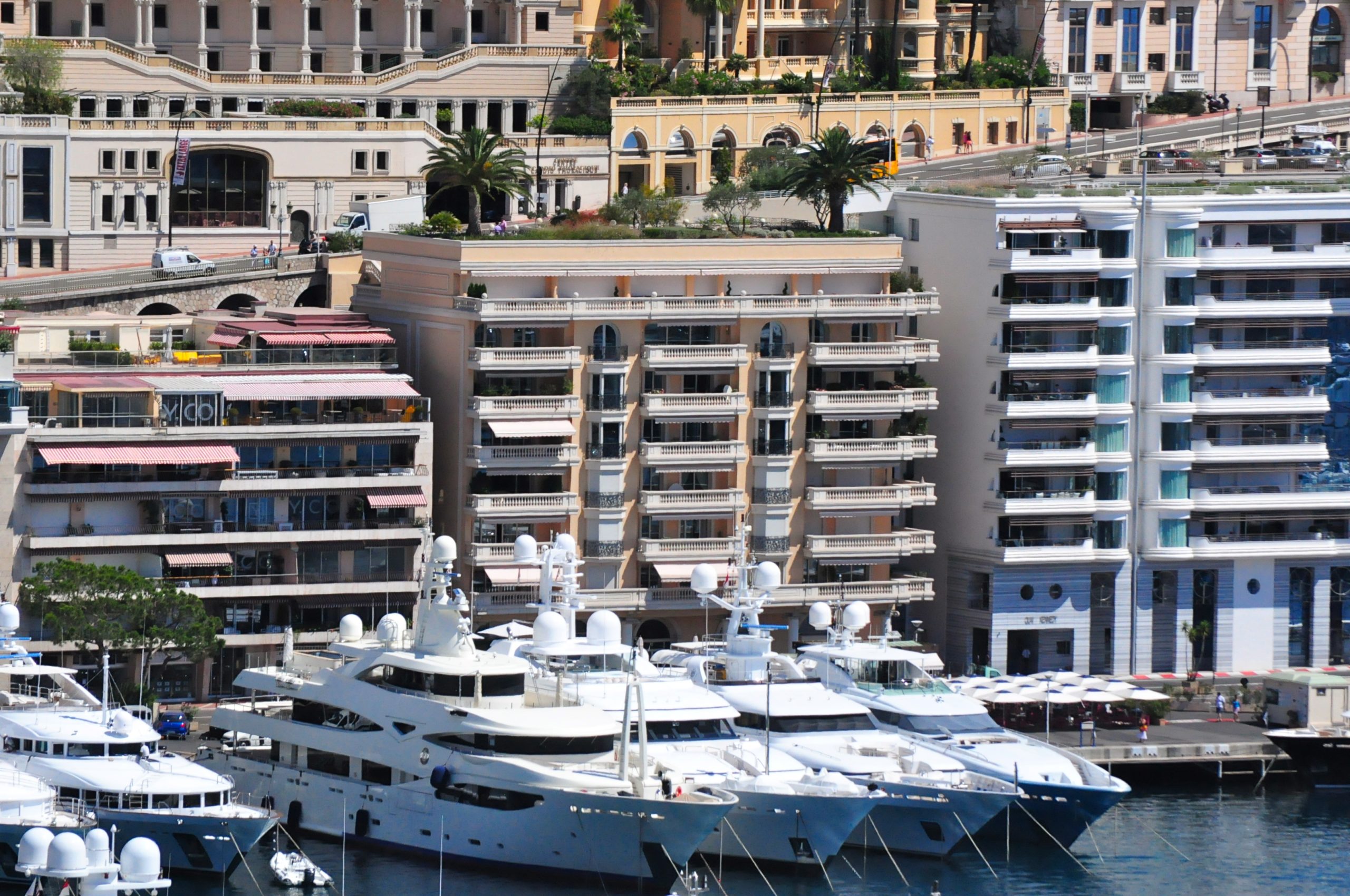 Vue aérienne des yachts de luxe et des résidences de prestige au Port Hercule, symbolisant le marché immobilier confidentiel et off-market de Monaco.
